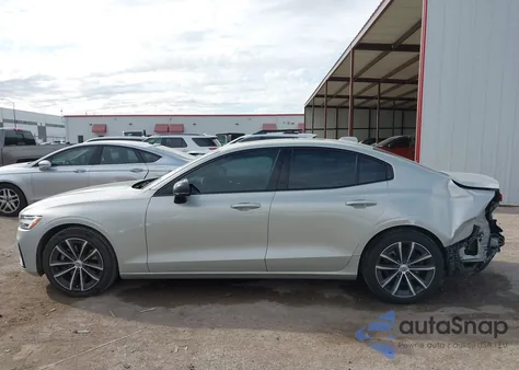 2022 Volvo S60 B5 Inscription/B5 Momentum z USA, uszkodzony, nr VIN 7JRL12FZXNG157854